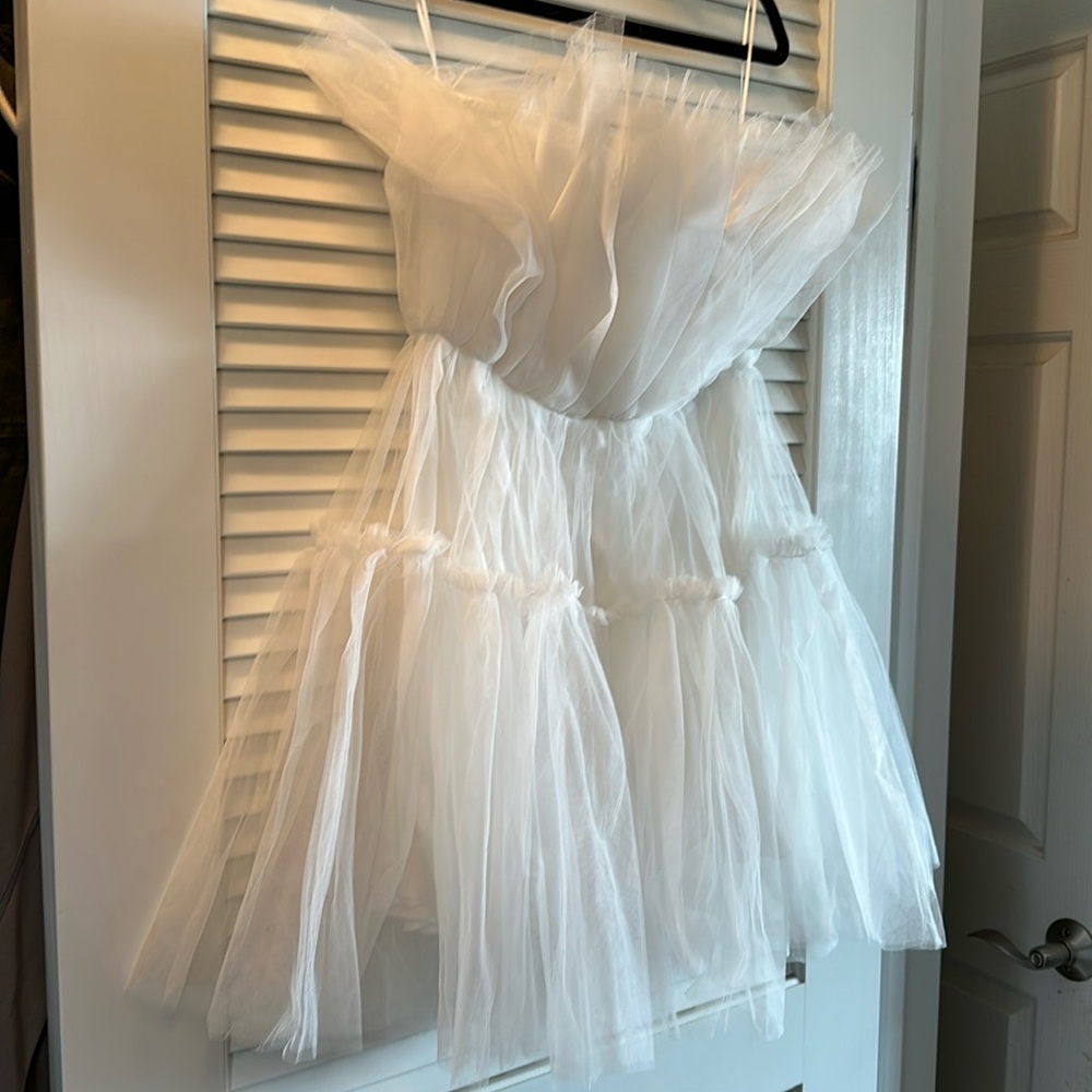 Cute white strapless tulle dress